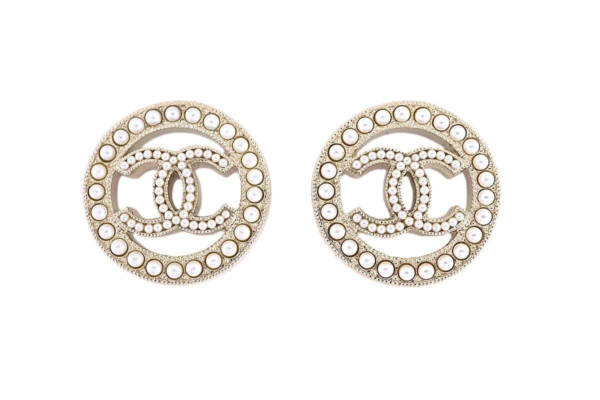 NIB Chanel Classic Circle Pearl Stud Earrings GHW HWS