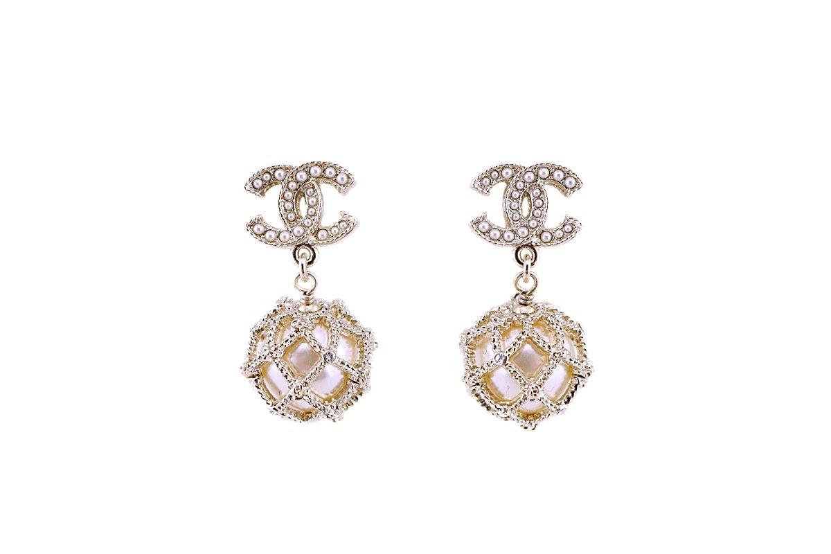 NIB Chanel Pearl Drop Logo Earrings GHW