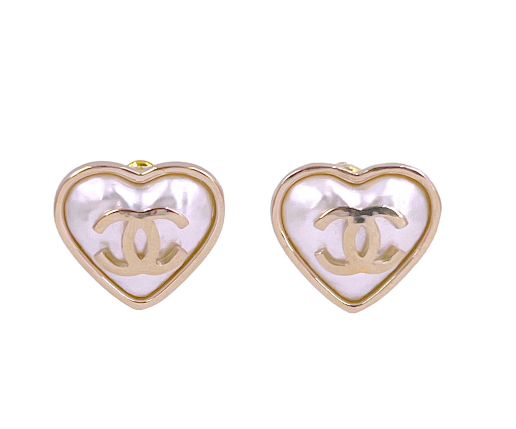 NIB 22C Chanel Heart Pearl Gold CC Logo Stud Earrings
