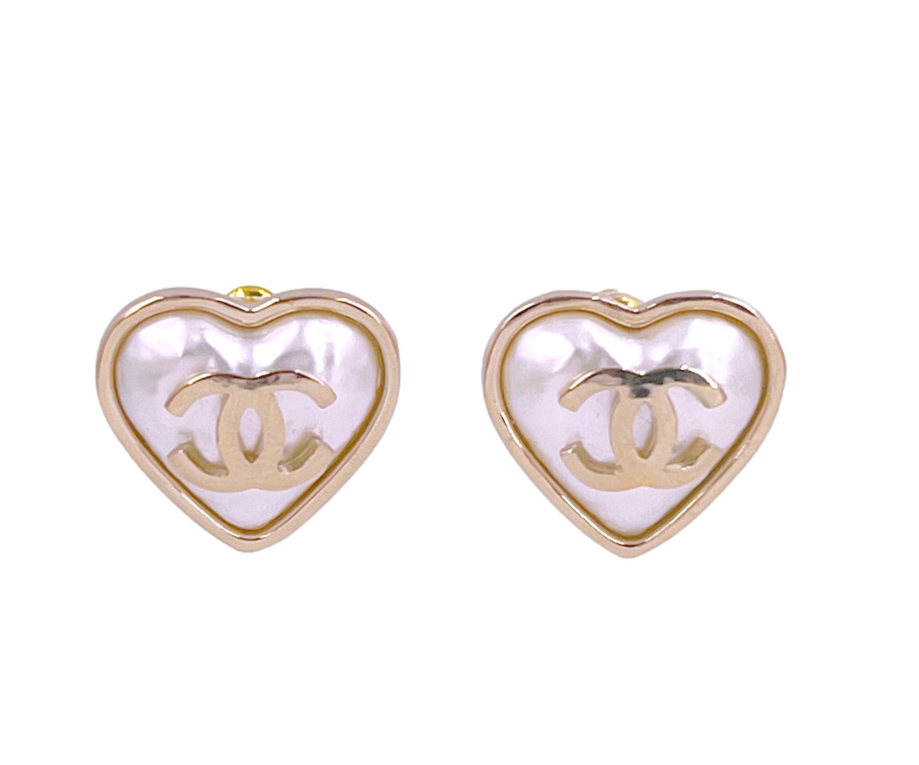 NIB 22C Chanel Heart Pearl Gold CC Logo Stud Earrings