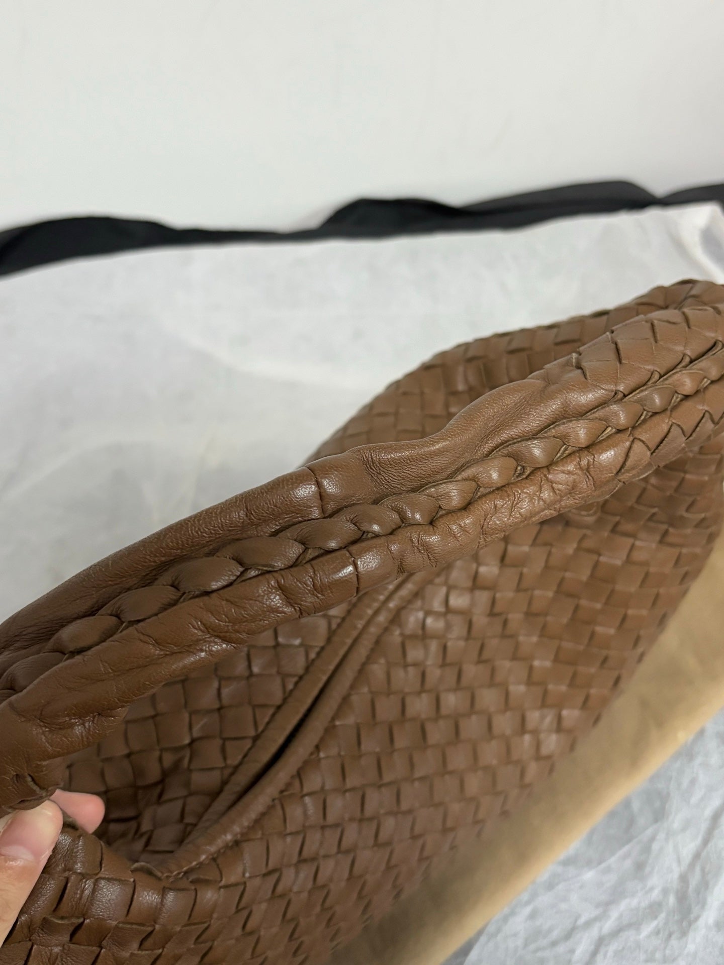 Bottega Veneta Intrecciato Hobo Bag Medium Milk Chocolate Brown Lambskin leather 40cm