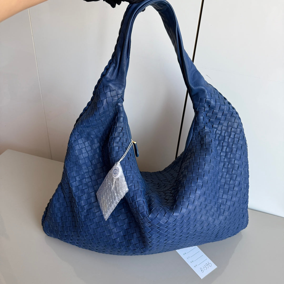 Bottega Veneta Veneta Hobo Maxi Dark Navy Intrecciato Leather 52cm