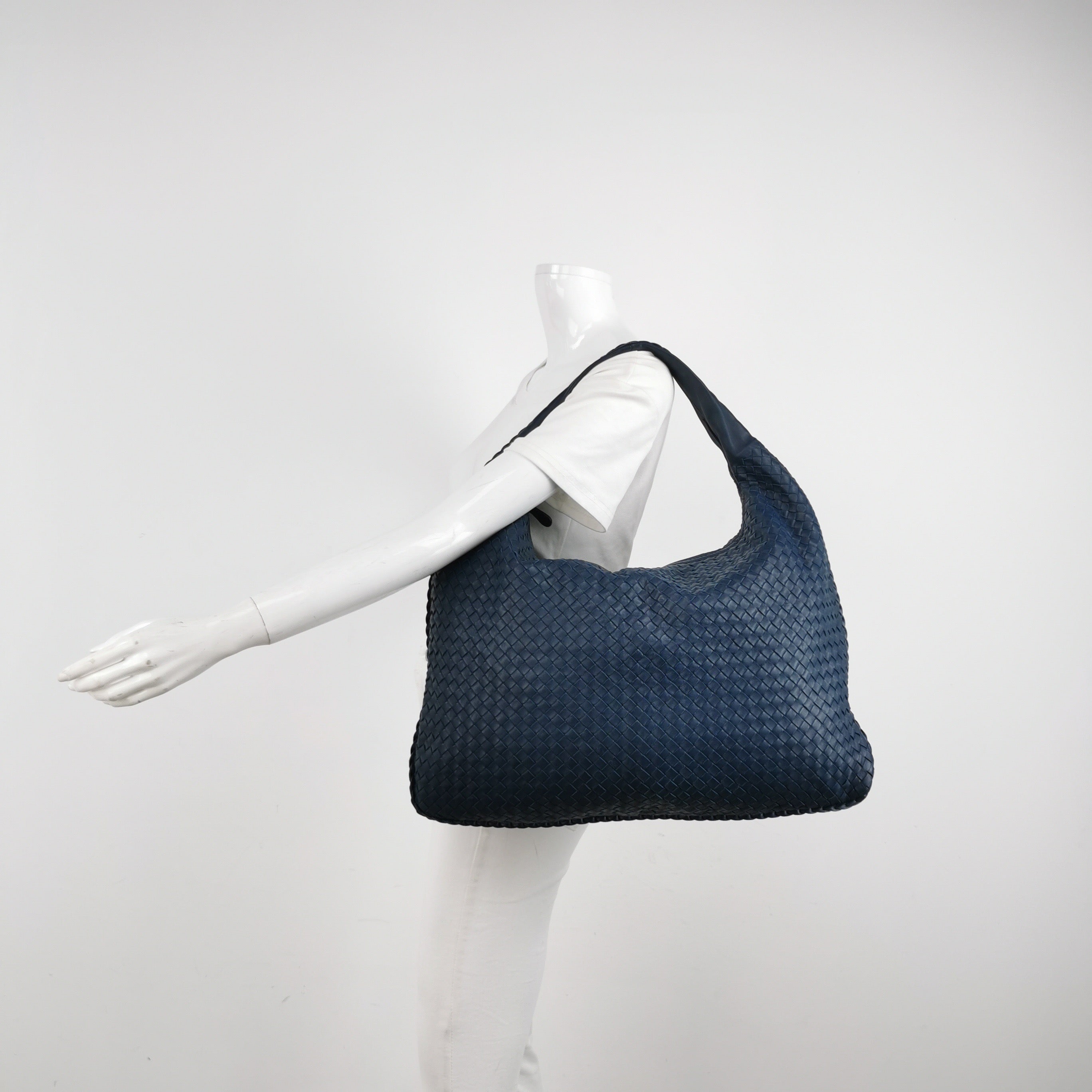 Bottega Veneta Veneta Hobo Maxi Navy Intrecciato Leather 51cm