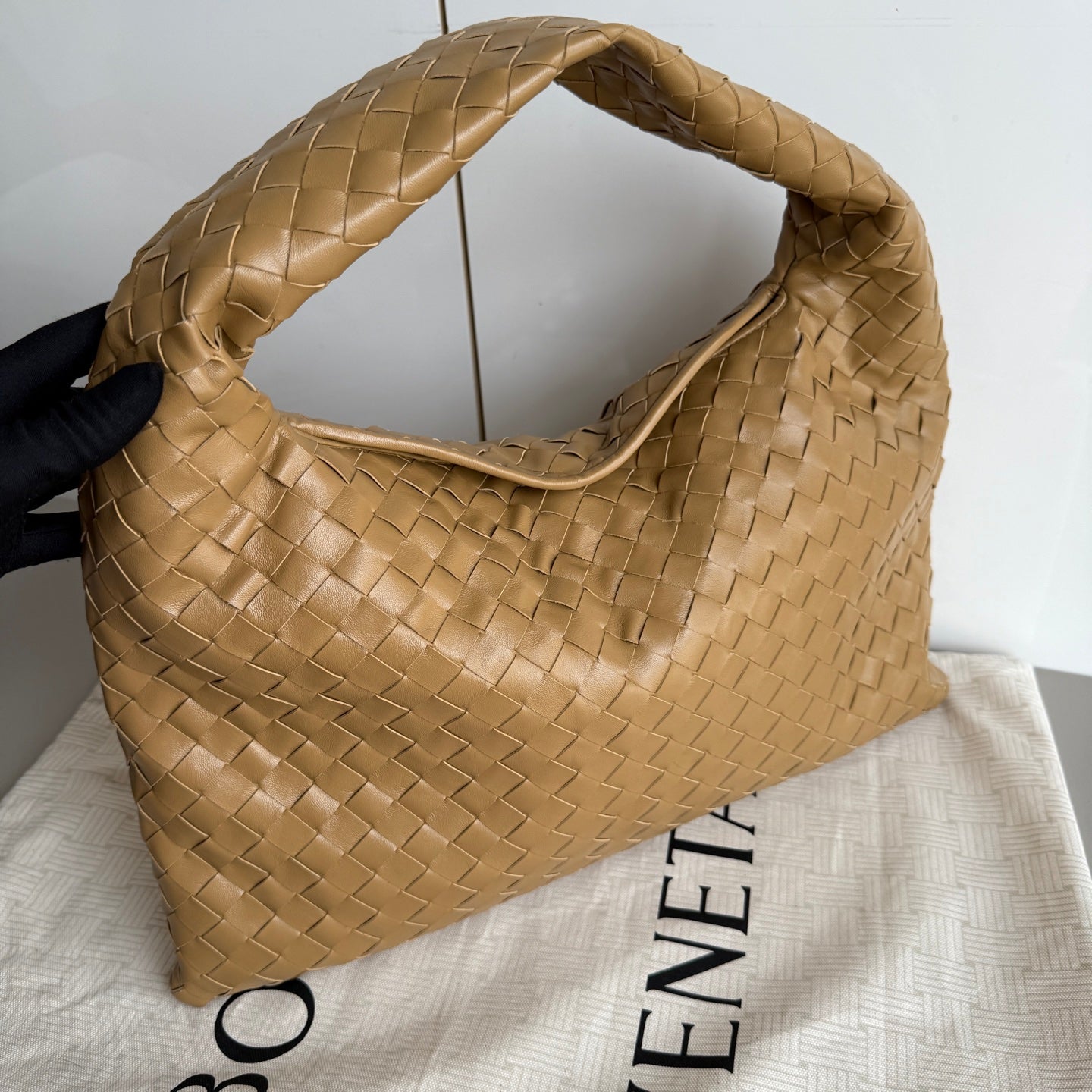 Bottega Veneta Hop Hobo Medium Leather Nutty Brown