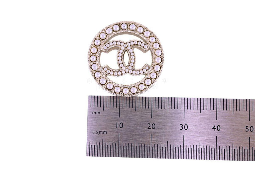 NIB Chanel Classic Circle Pearl Stud Earrings GHW HWS