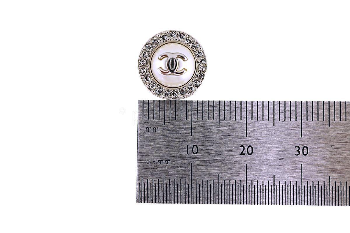 NIB Chanel Classic Round Pearl Crystal Stud Earrings A97958 SHW