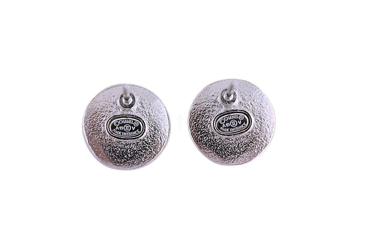 NIB Chanel Classic Round Pearl Crystal Stud Earrings A97958 SHW
