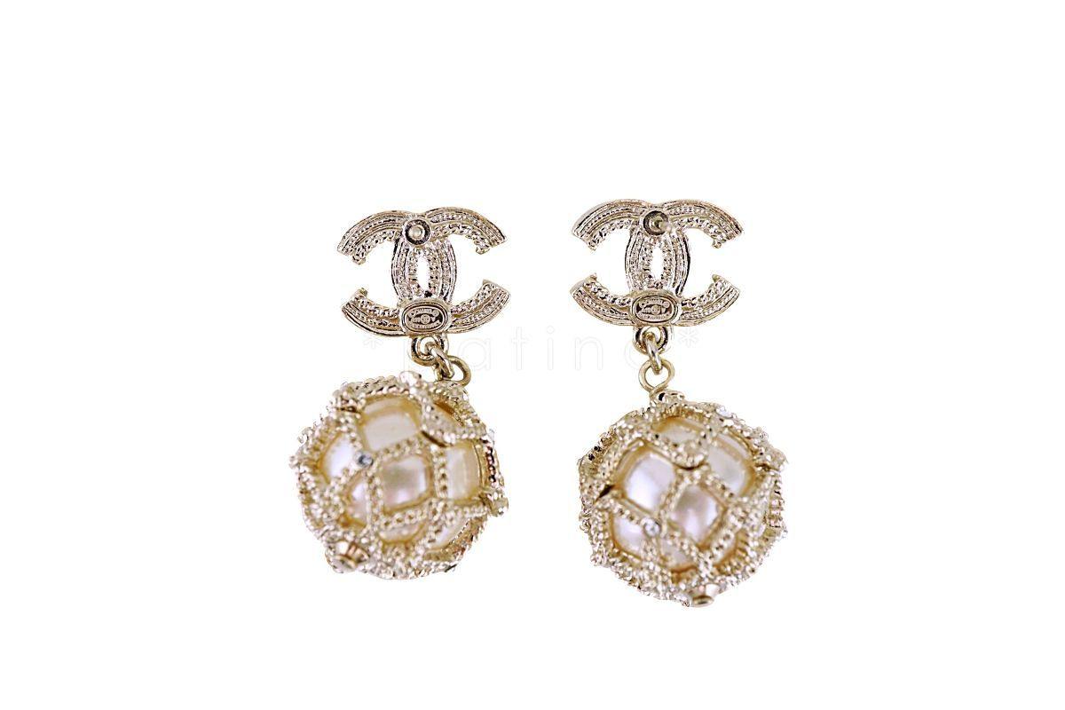 NIB Chanel Pearl Drop Logo Earrings GHW