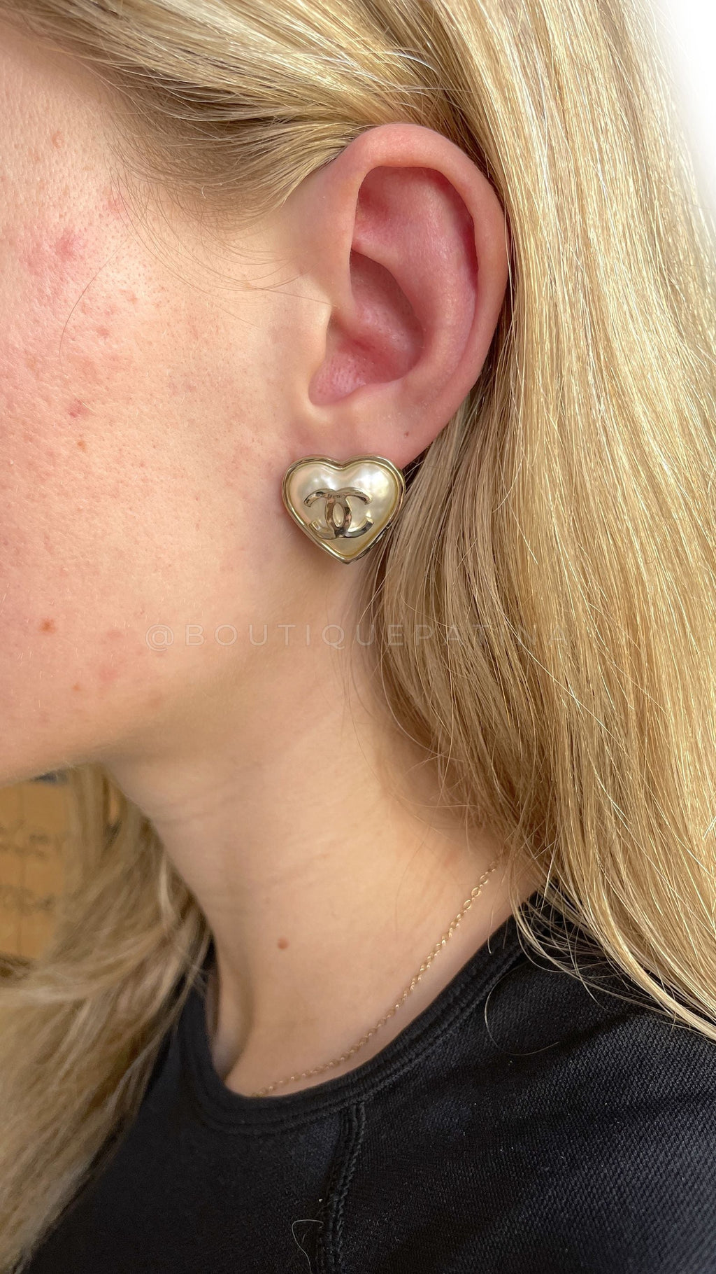 NIB 22C Chanel Heart Pearl Gold CC Logo Stud Earrings