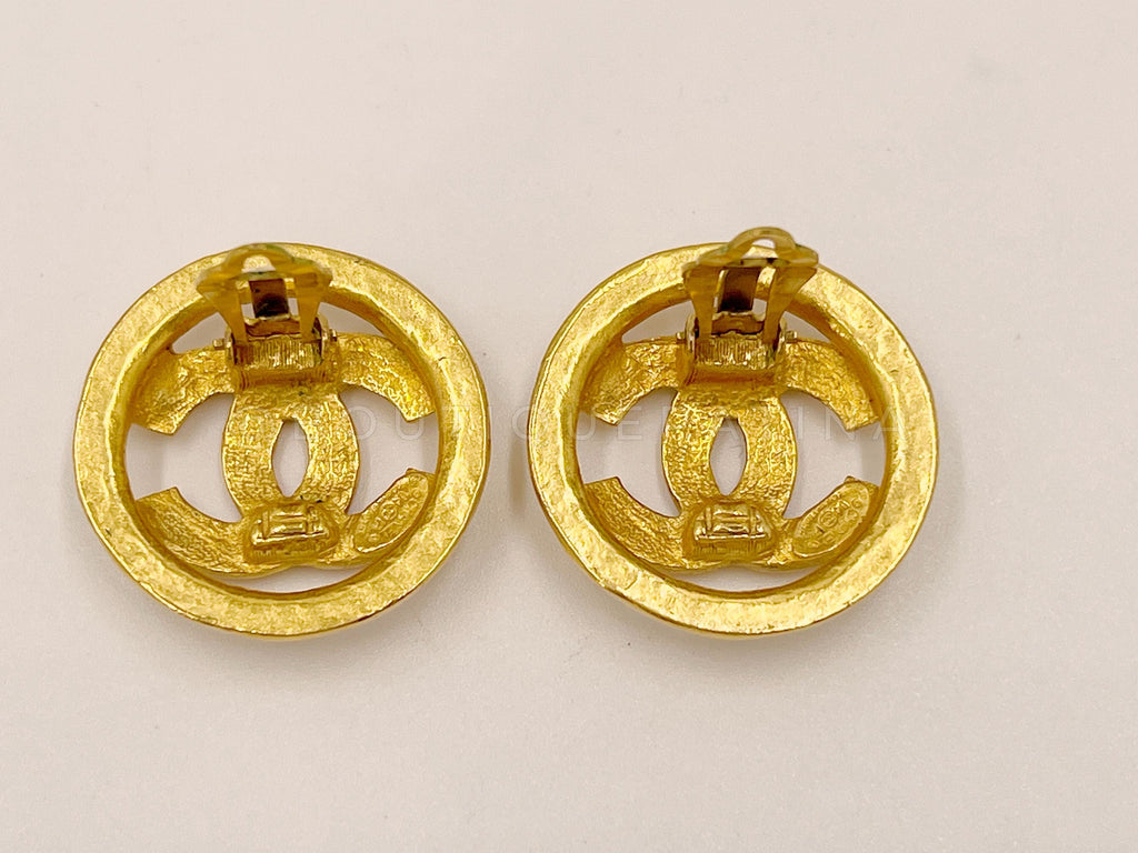 Chanel Vintage 94P Signature Circle CC Gold Stud Earrings Medium