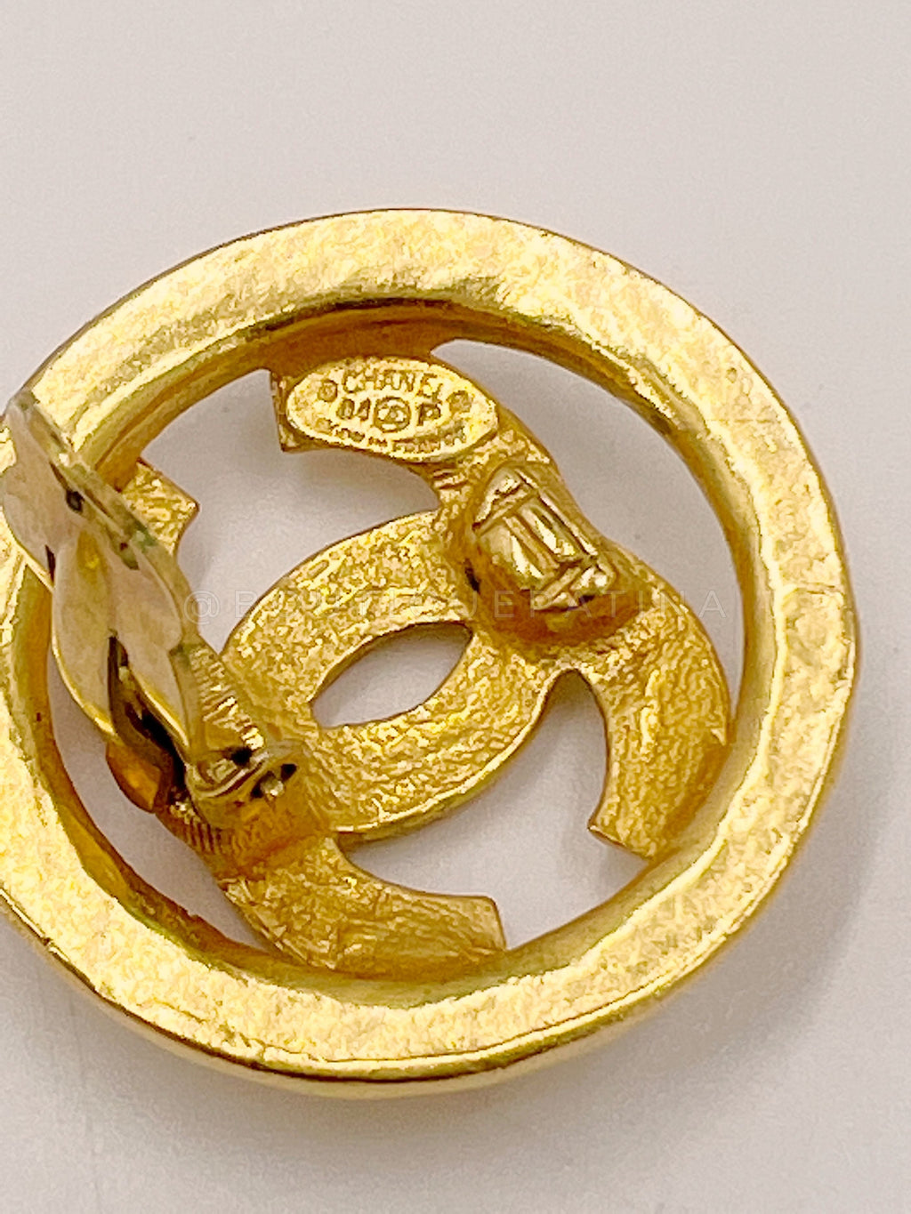 Chanel Vintage 94P Signature Circle CC Gold Stud Earrings Medium