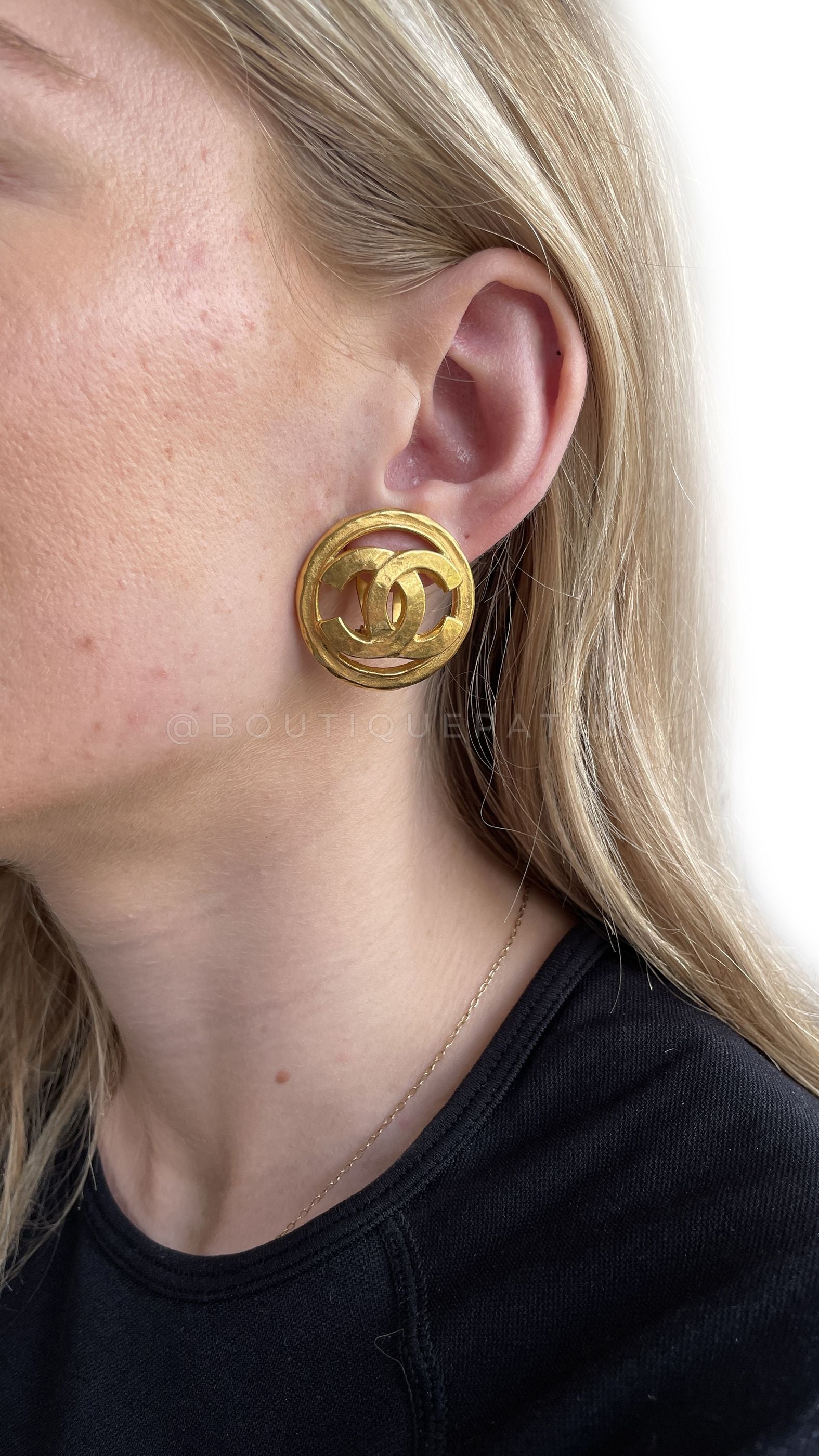 Chanel Vintage 94P Signature Circle CC Gold Stud Earrings Medium