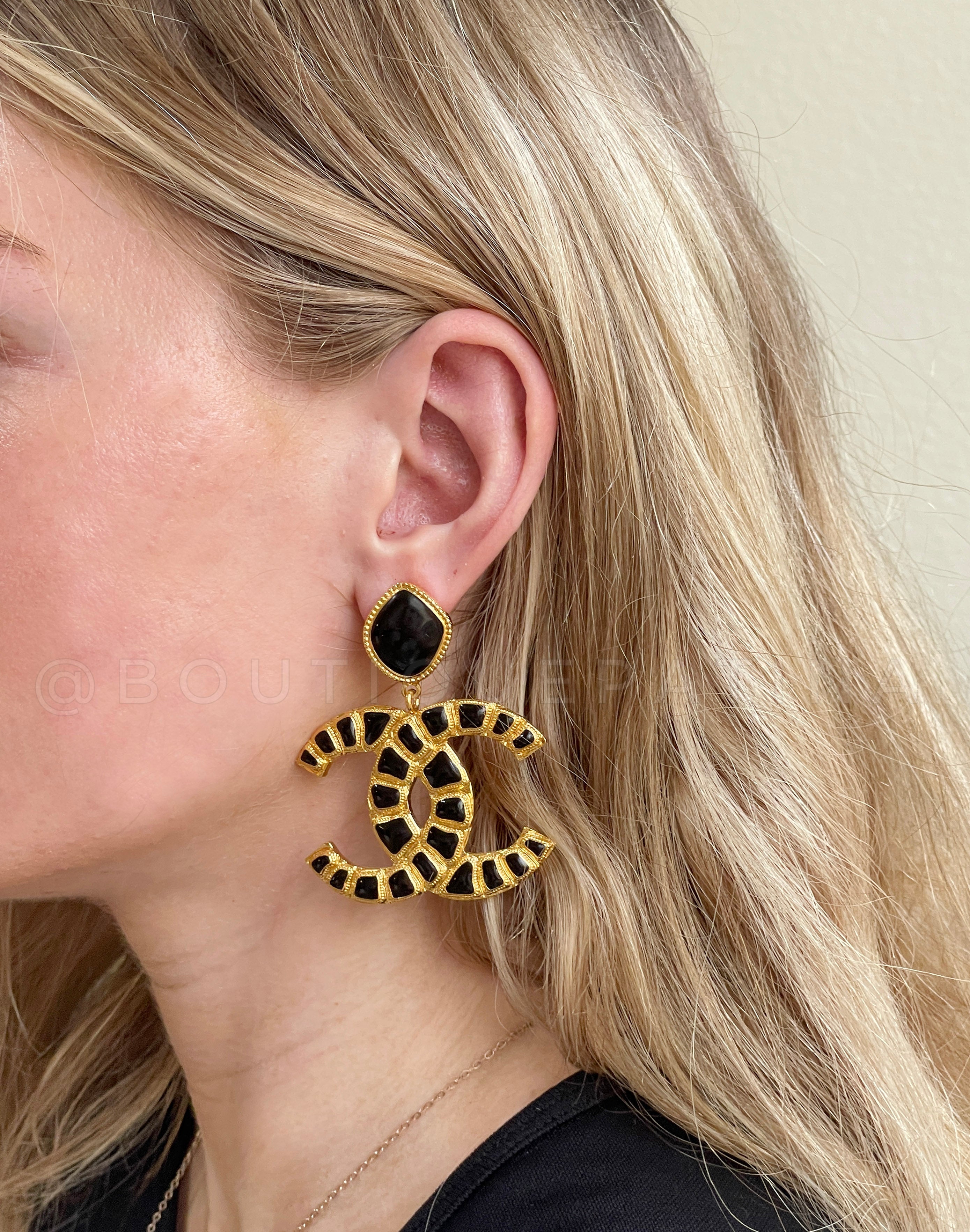 CHANEL 2019 Métiers d'Art Egyptian Nile CC Drop Earrings Black Enamel Gold