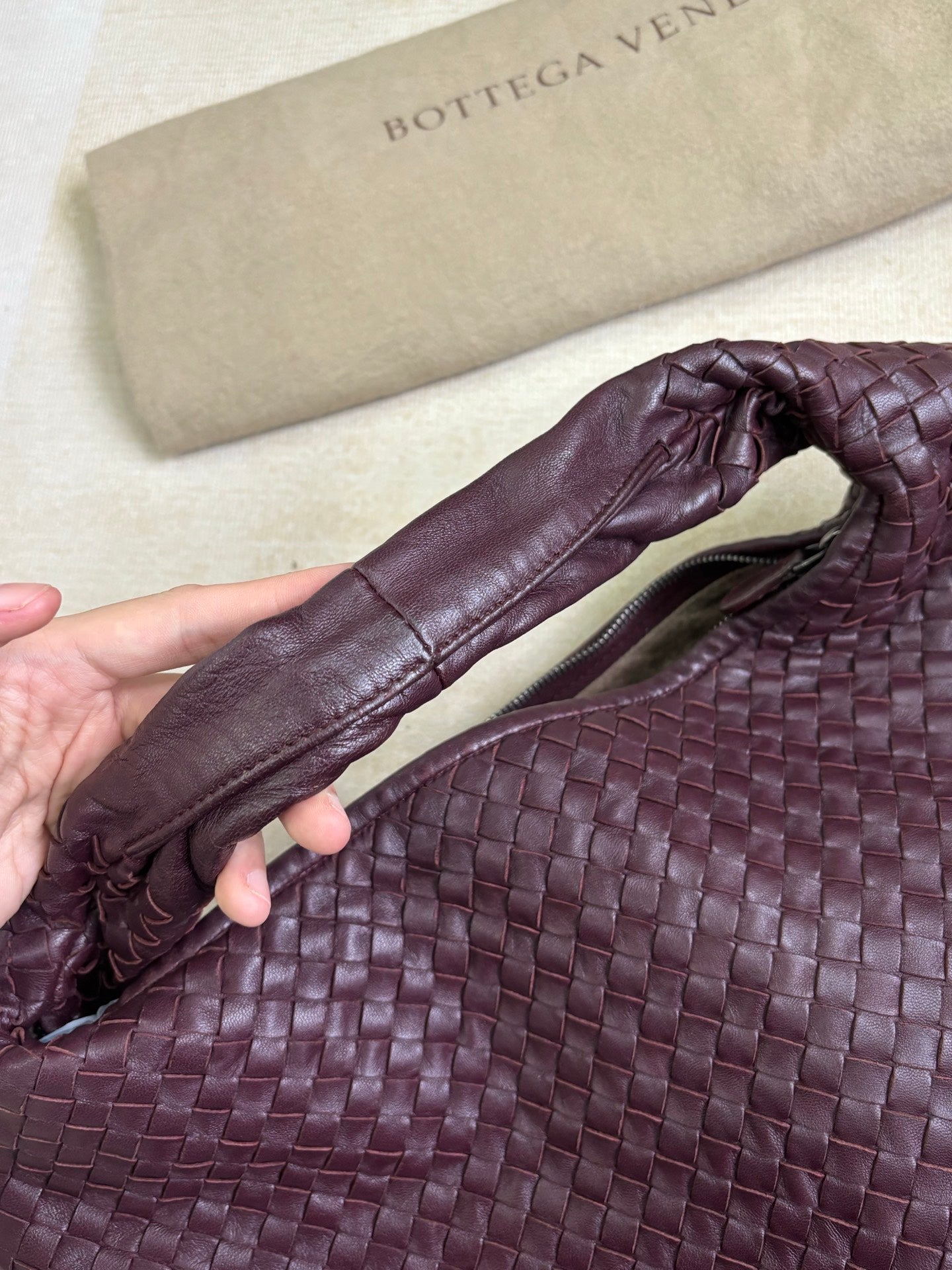 Bottega Veneta Veneta Hobo Burgundy Wine Intreciatto Leather Bag Large 48cm