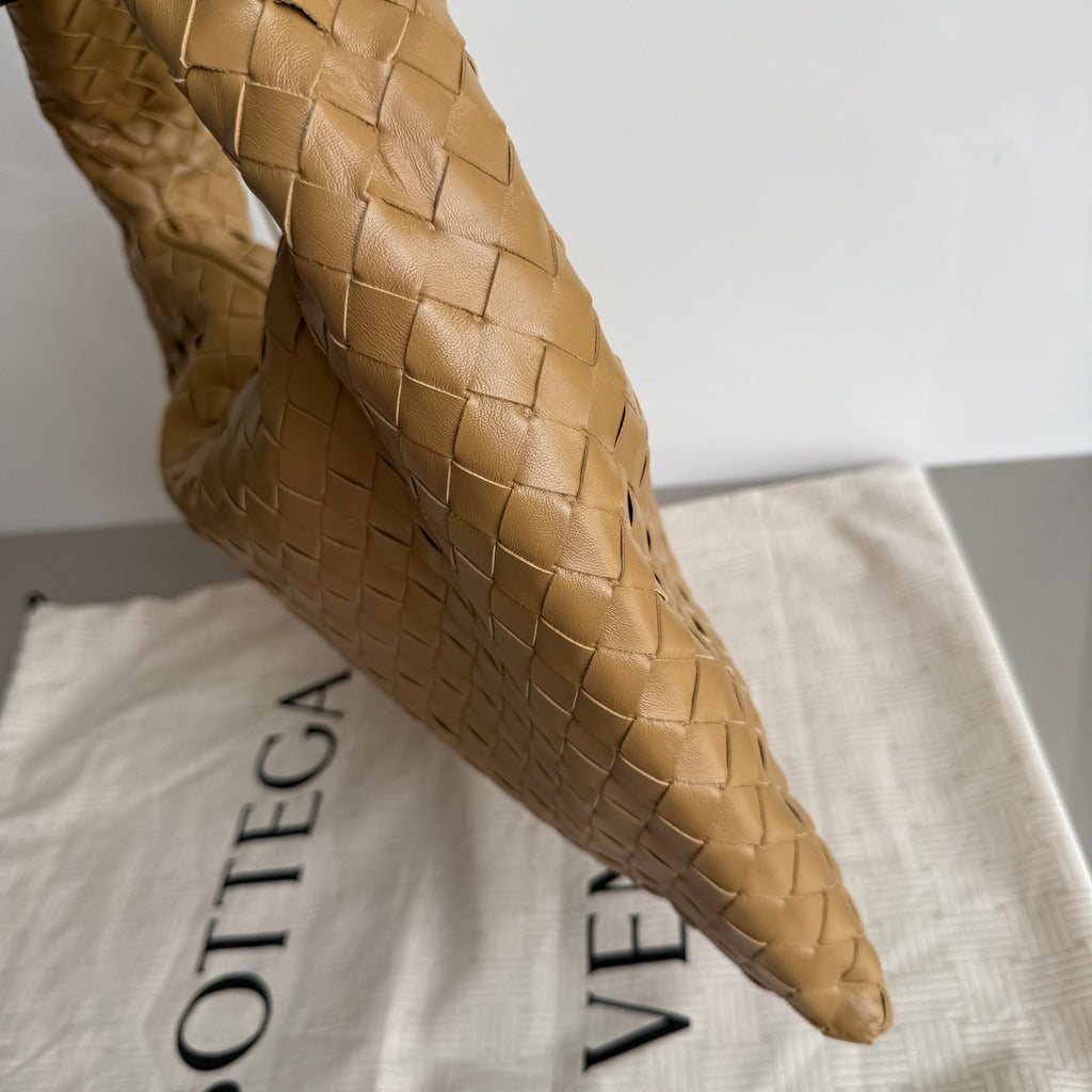 Bottega Veneta Hop Hobo Medium Leather Nutty Brown