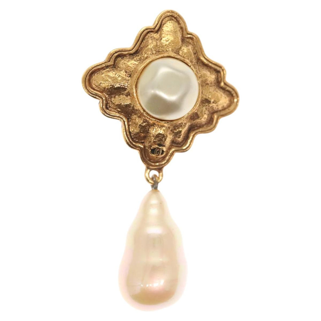 CHANEL Pearl Earring metal Gold CC bs26024